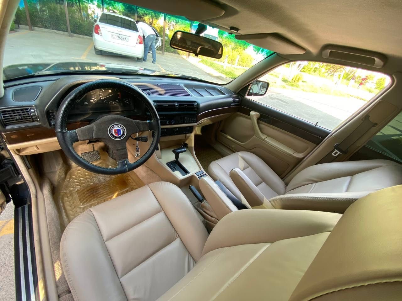 Уникальный BMW E32 V12 в отличном состоянии