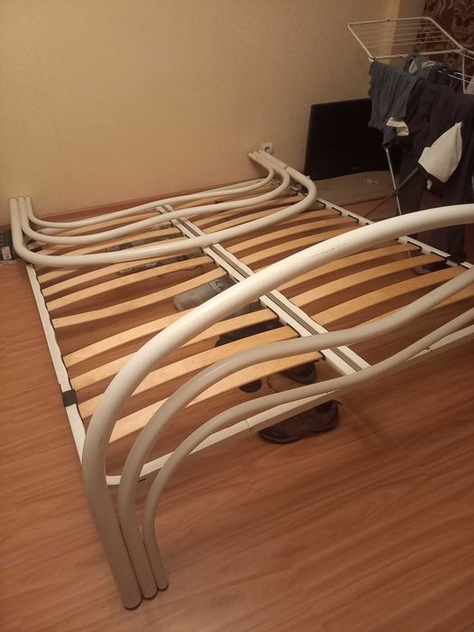Продам двуспальную железную кровать бу