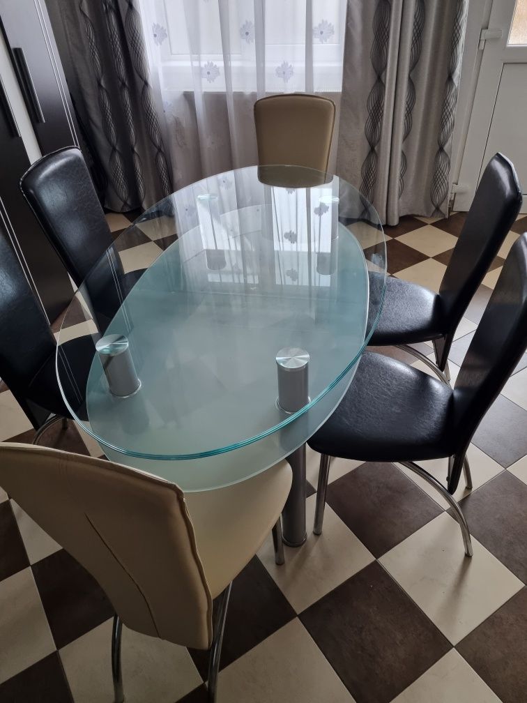 Masă sticlă cu 6 scaune tapițate