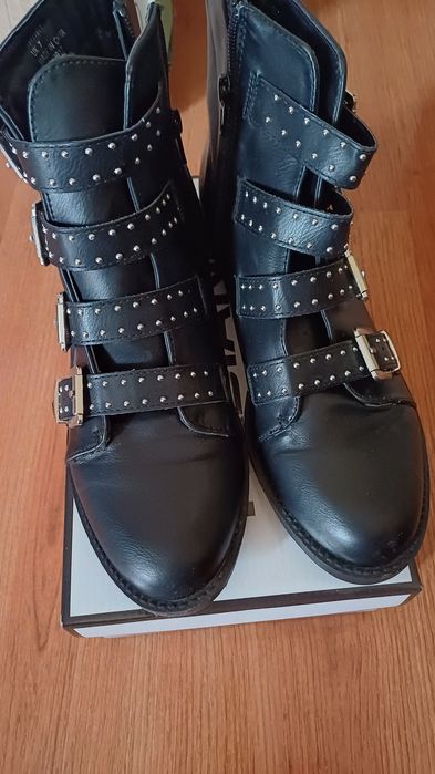 Ботички черни  с капси Dorothy  Perkins  40  лв