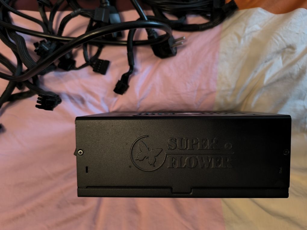 Sursă Super Flower Leader 1600 W certificare Gold