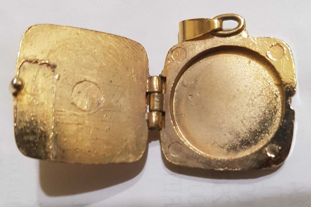 pandantiv medalion metal galben cu balama