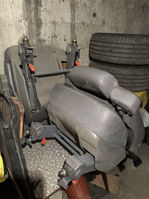 Кожени седалки и разгъваща масичка за Мерцедес Вито