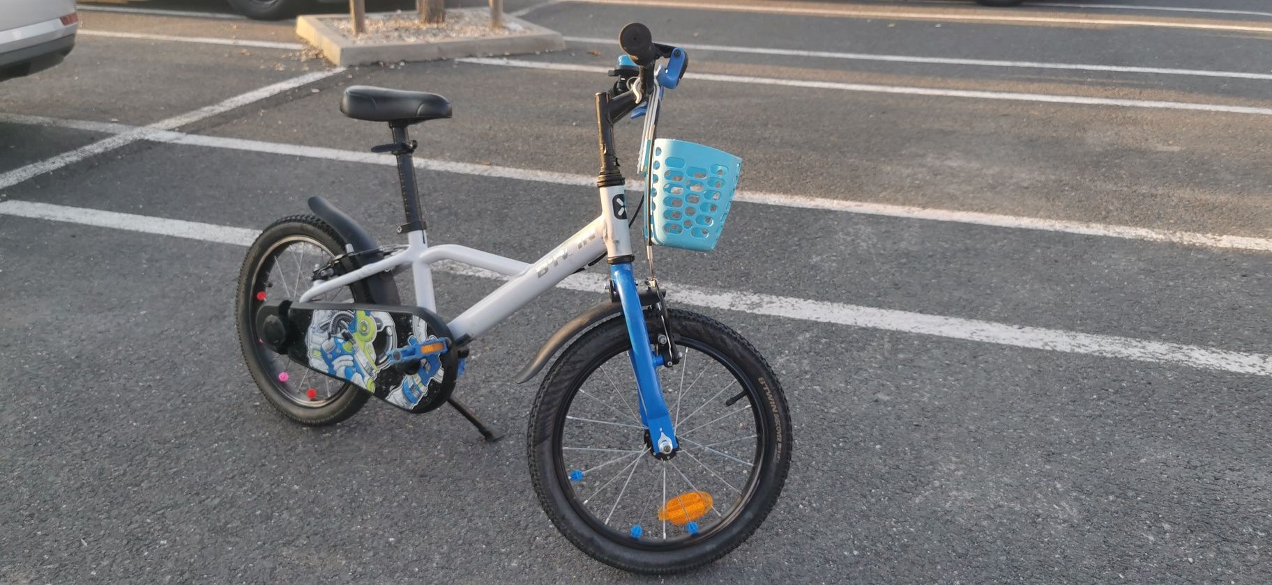 Bicicleta copii/roti ajutatoare incluse/cos