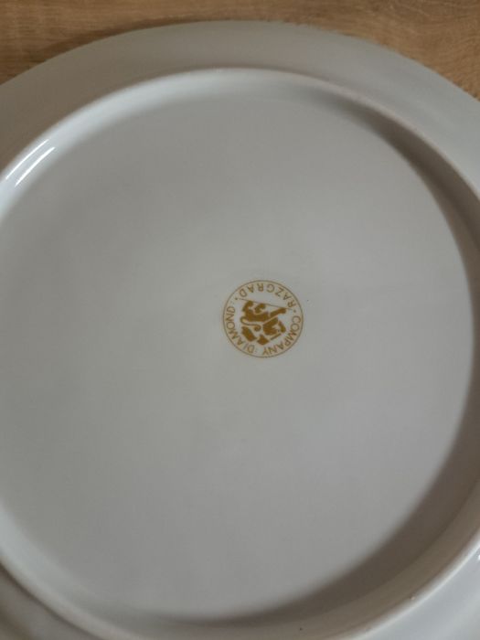 Красиви порцеланови чинии!!