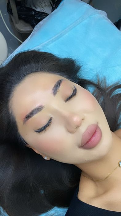 Наращивание ресниц и ламинирование бровей