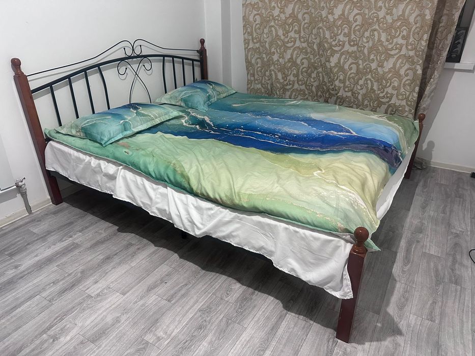 Кровать с матрасом и диван