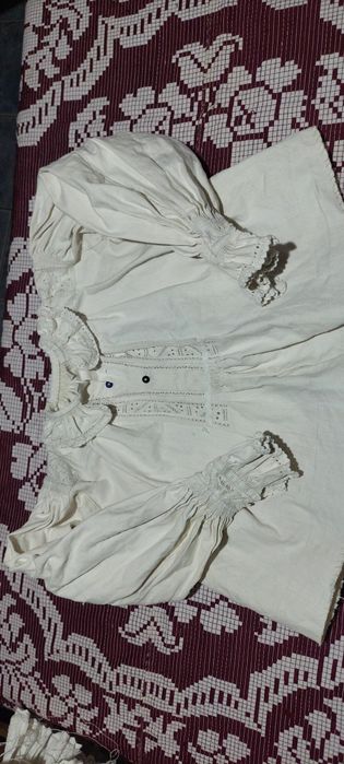 Vănd cămăși de femei autentice foarte vechi din zona Beiușului.