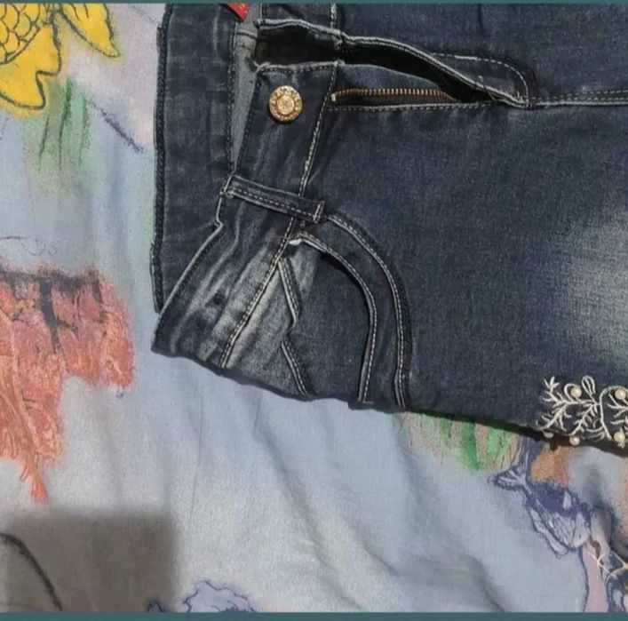 Blug casual cu model floral margele si pietricele