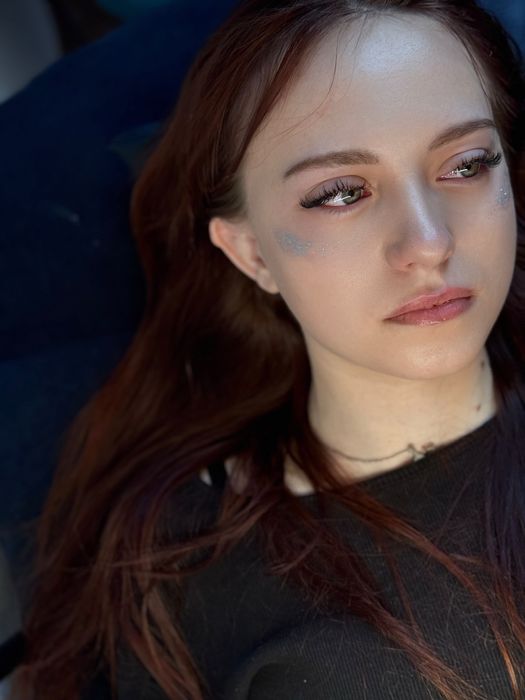 Нужна модель на наращивание ресниц