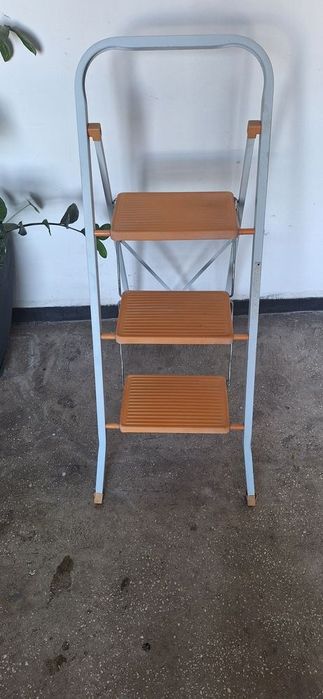Scara din otel in trei trepte