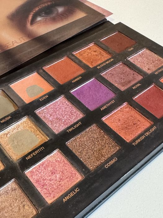 Huda Beauty палитра Desert Dusk