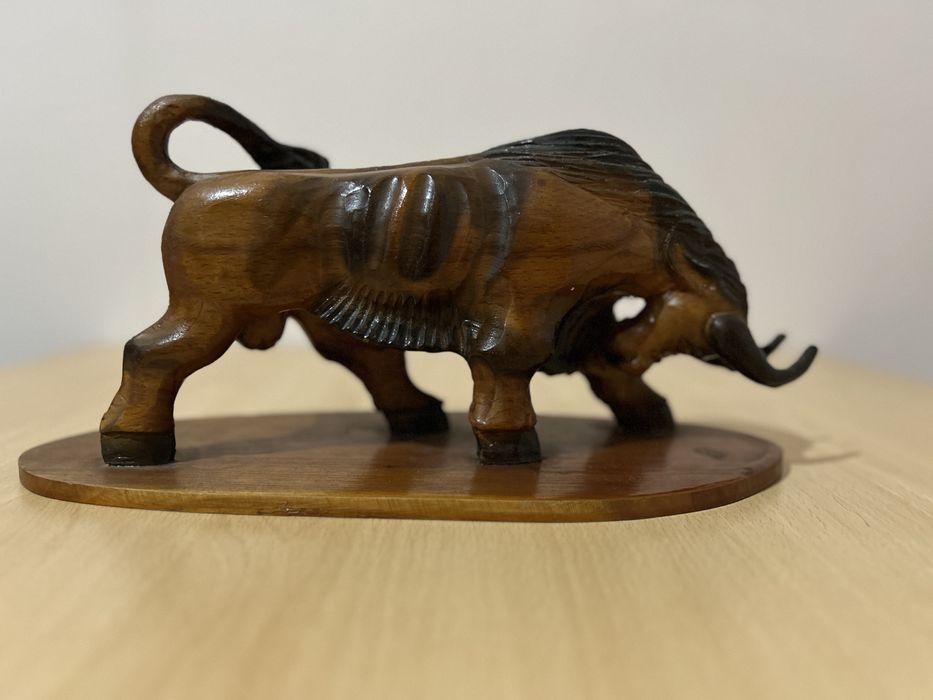 Taur - sculptat in lemn
