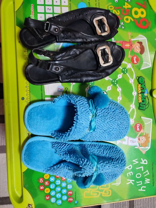 Продам женские тапочки и босоножки