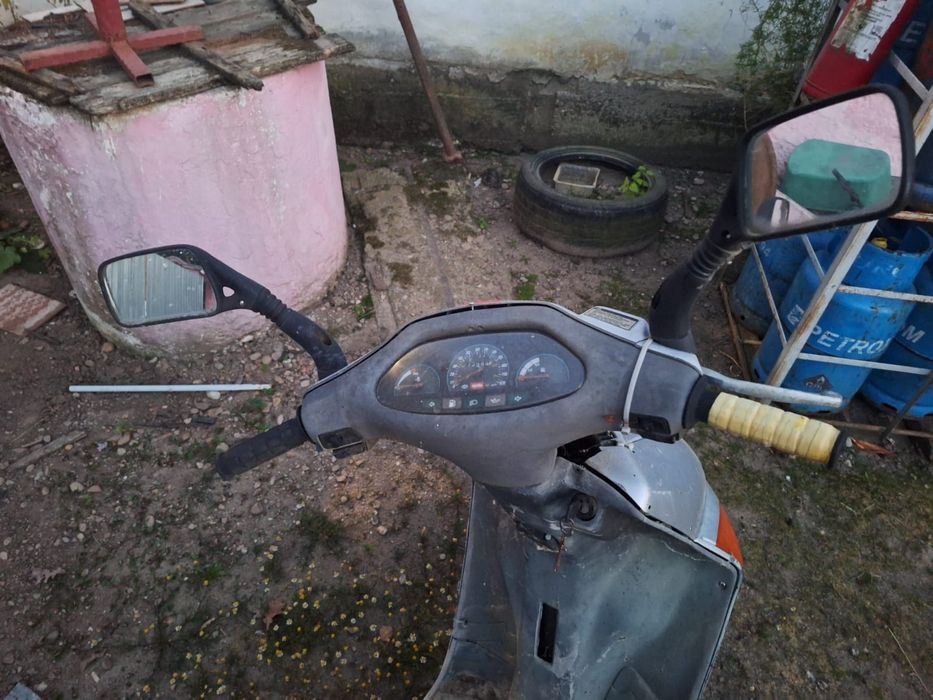 Vand sau schimb scuter aprilia