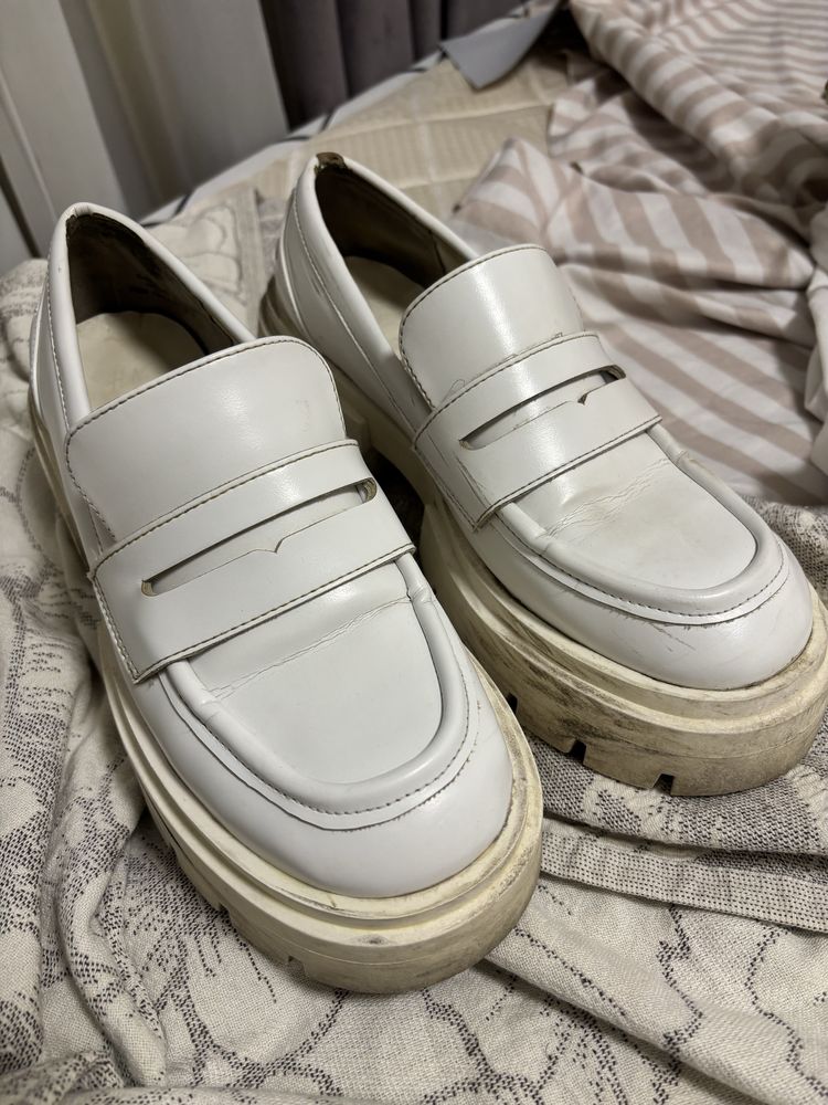 Белые лоферы H&M