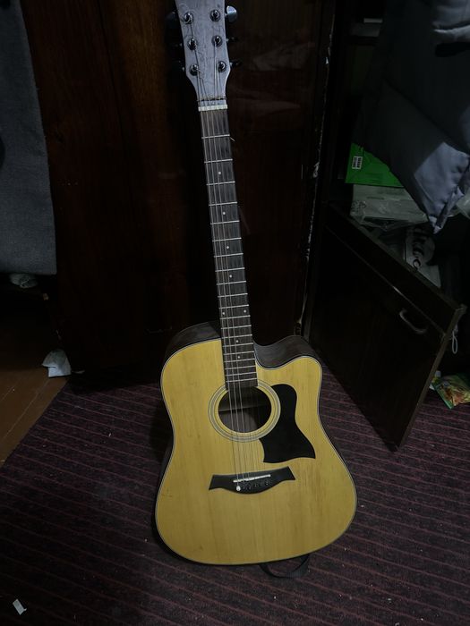Срочно продается концертно-акустическая гитара