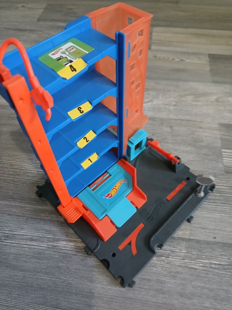 Hotwheels лупинги с изстрелвачка  и паркинг