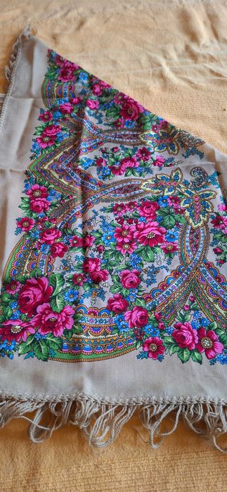 Esarfa colorata, de dimensiune aprox 100cmx100 cm