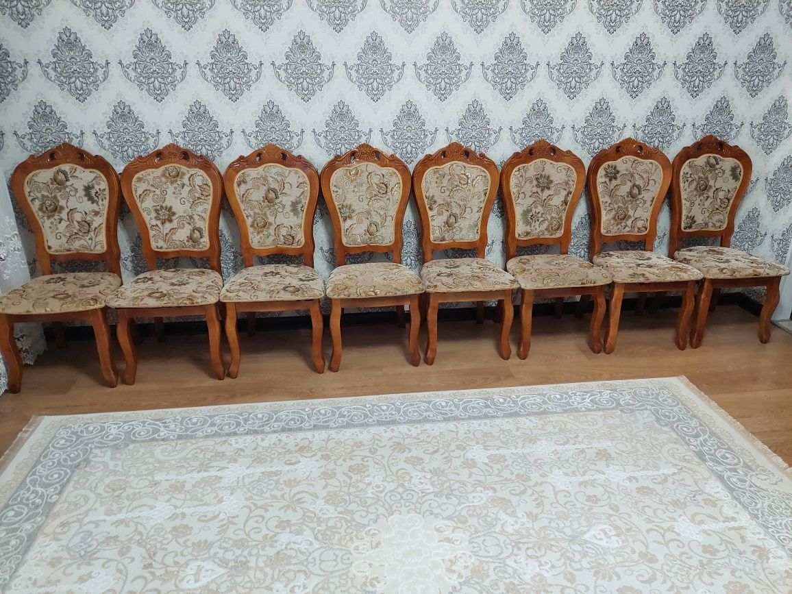 Продам гостинный стол и стулья