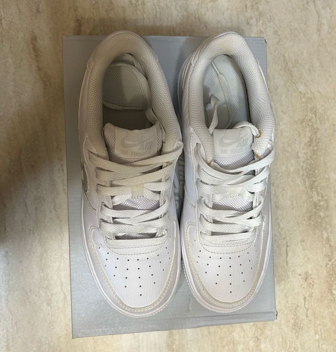 Adidași Nike Air force 1 (Af 1), puțin utilizați.