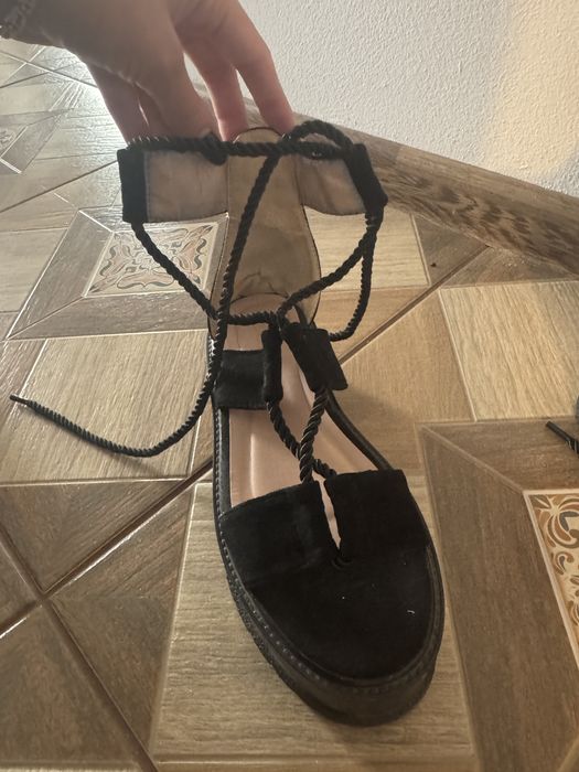 Sandale , putate de cateva ori