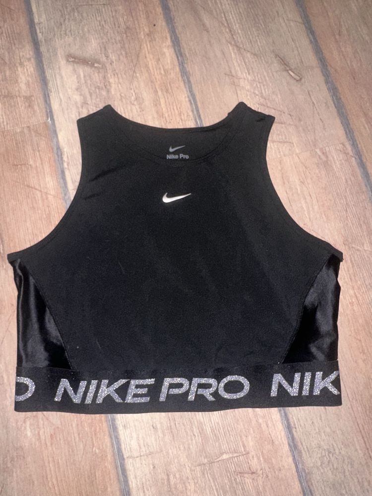 Черен блестящ спортен потник nike pro