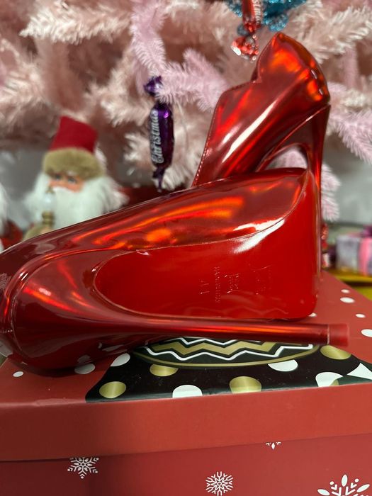 Pantofi dama Louboutin pe stoc