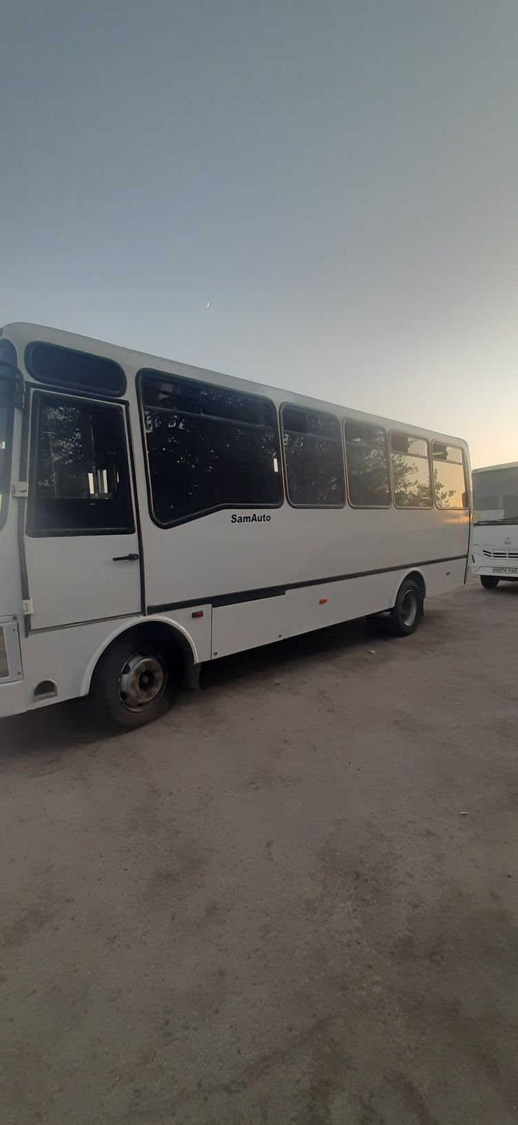 Isuzu avtobus 2016