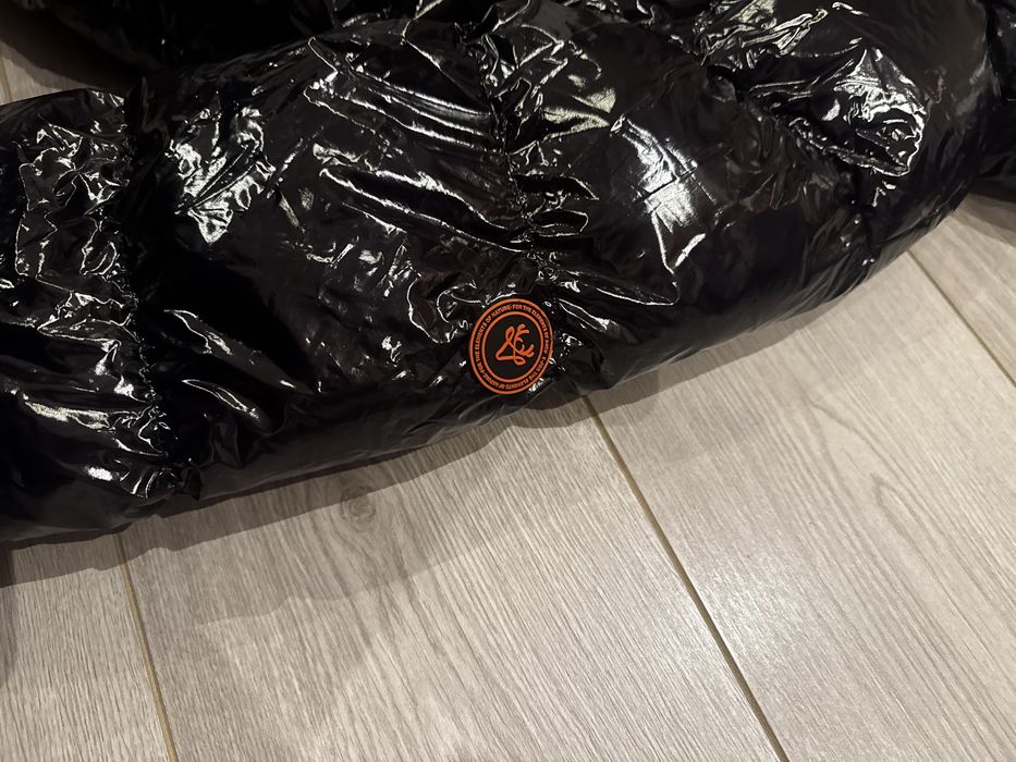 Лъскаво, черво, водоустойчево яке