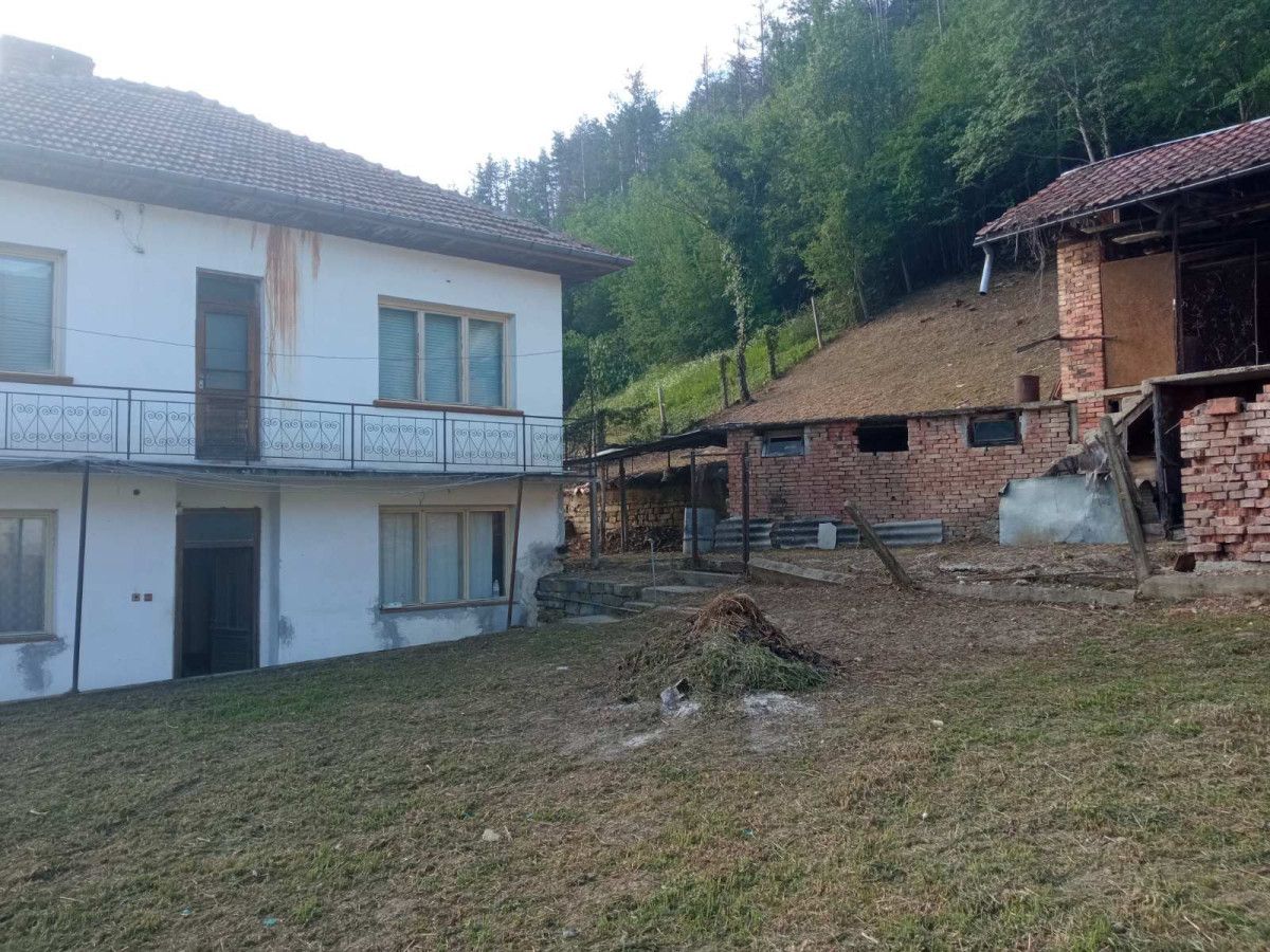 Продажба Къща гр. Етрополе - с. Брусен 990m²