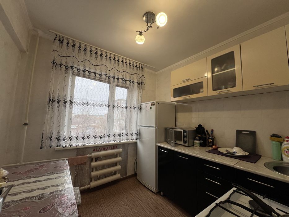 Трёхкомнатная возле казахской школы