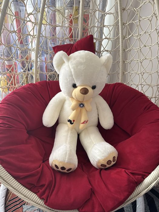 Белый плюшевый медведь