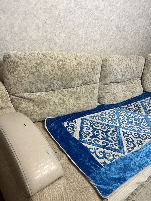 Диван с подушками после химчистки