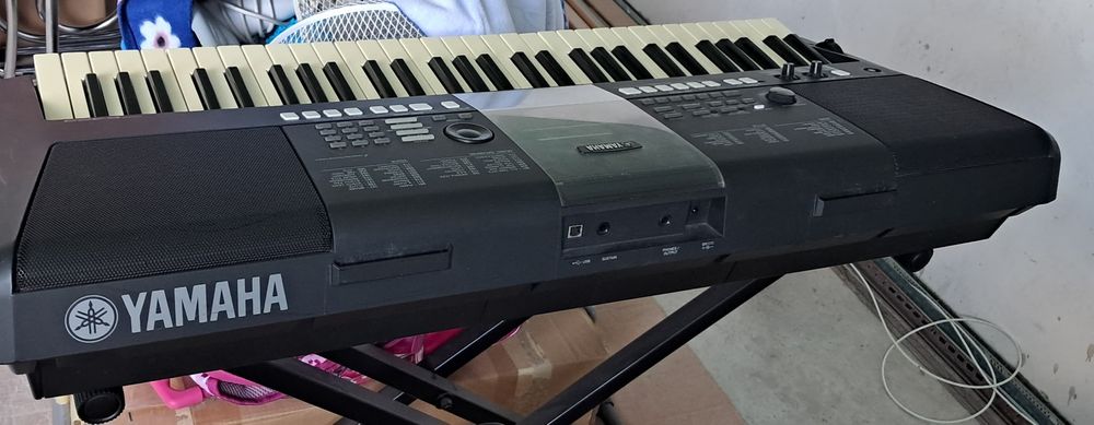 Vând orga Yamaha PSR-E423
