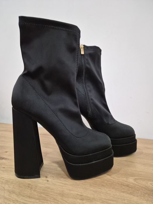 Дамски къси ботуши с платформа  и висок ток