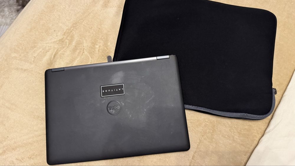 Лаптоп Dell touchscreen