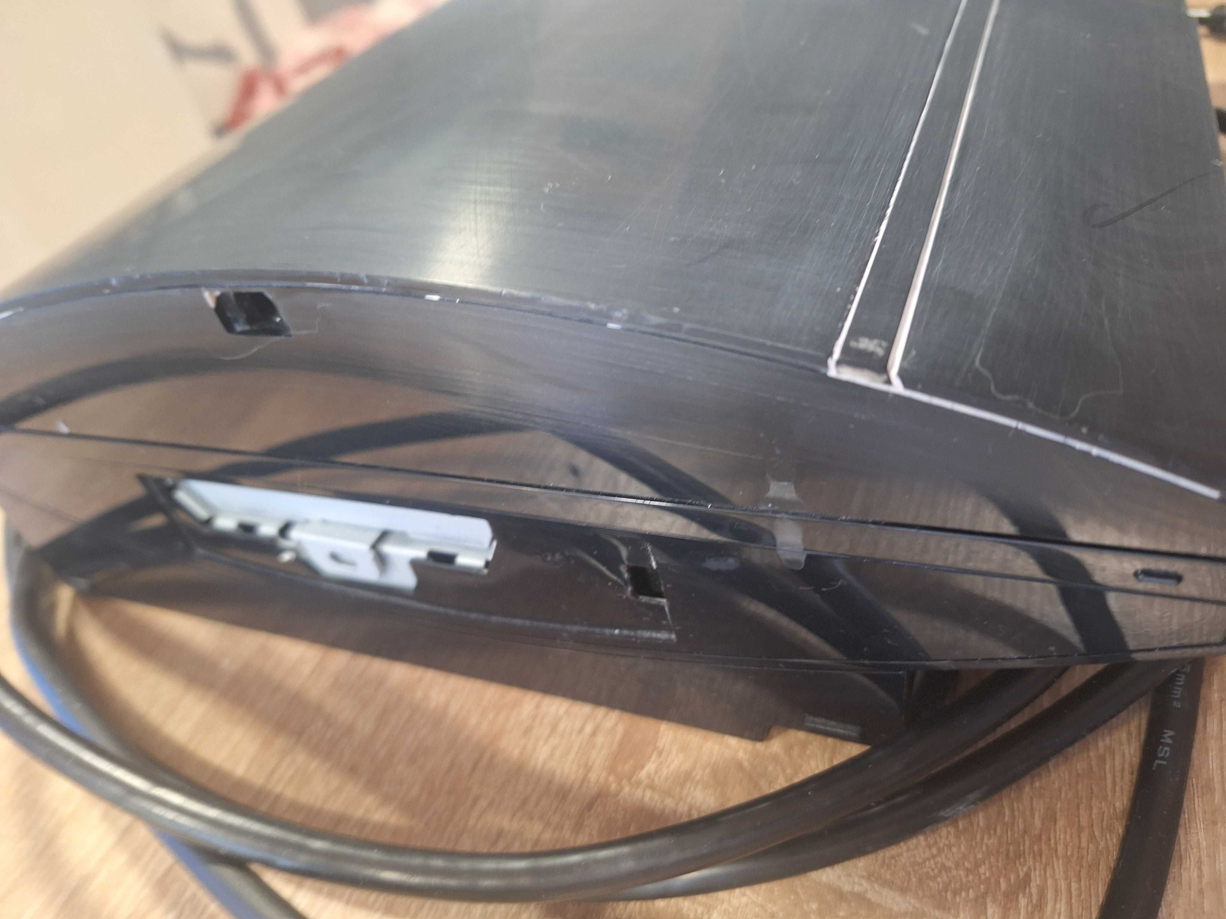PS3 конзола, два контролера и три игри