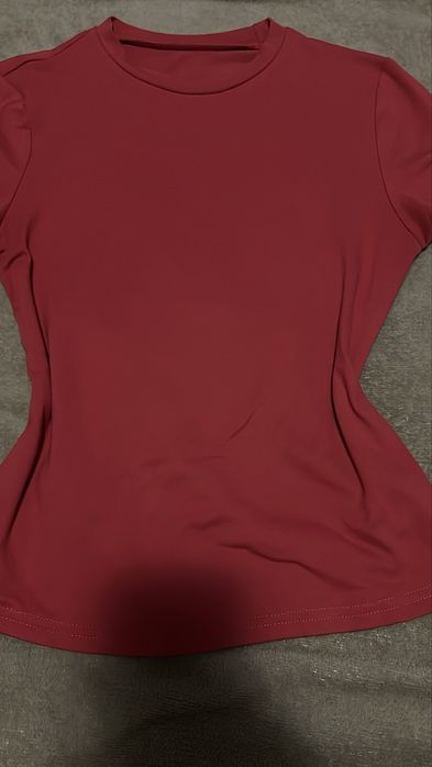 Розова тениска по тялото