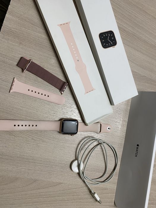 Продам Apple Watch SE