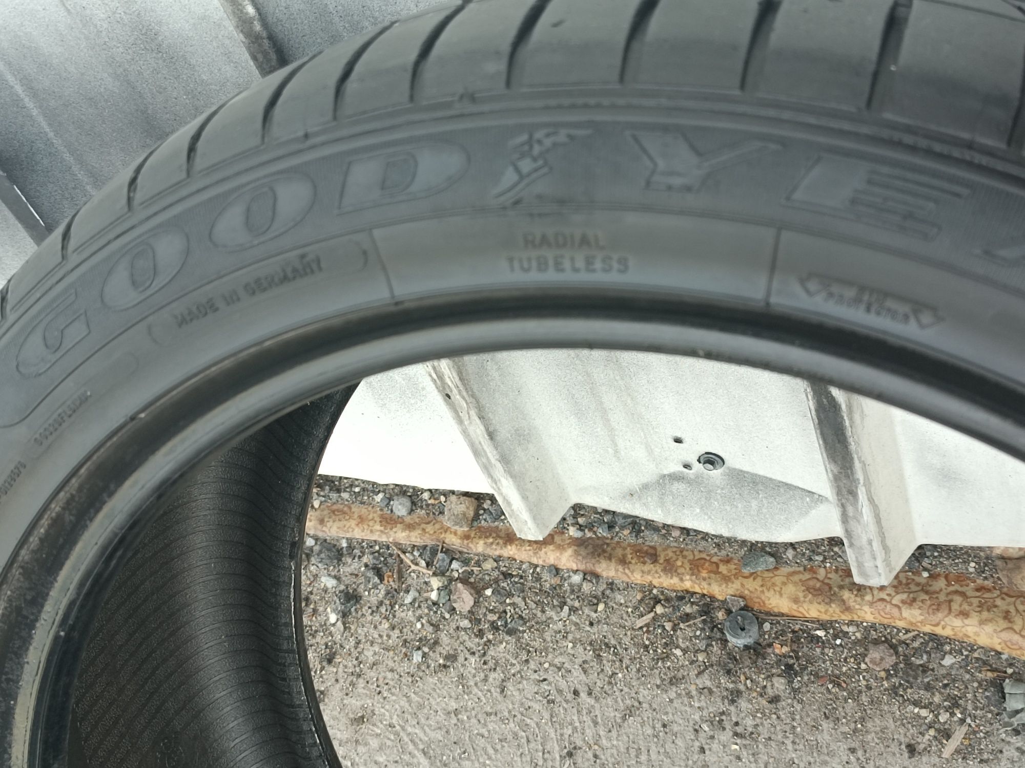 265/40/20 Goodyear