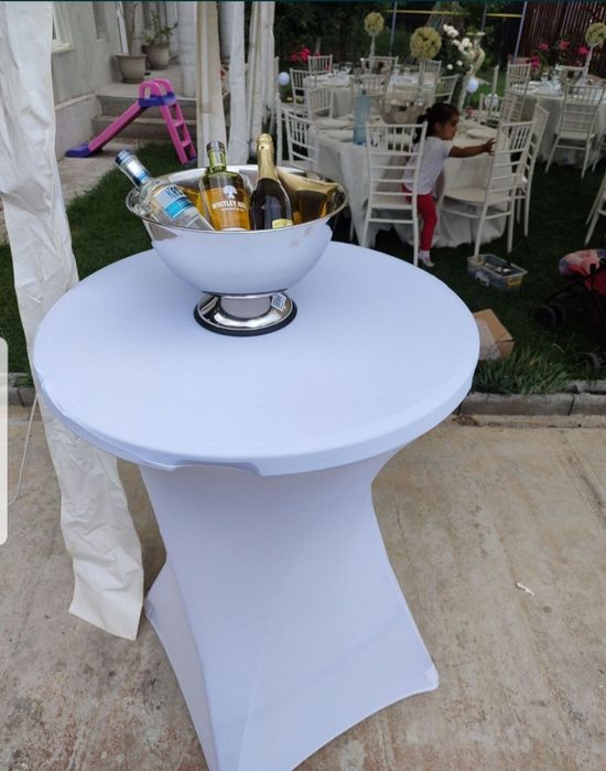 Închiriere mese cocktail înalte cu huse pentru evenimente private