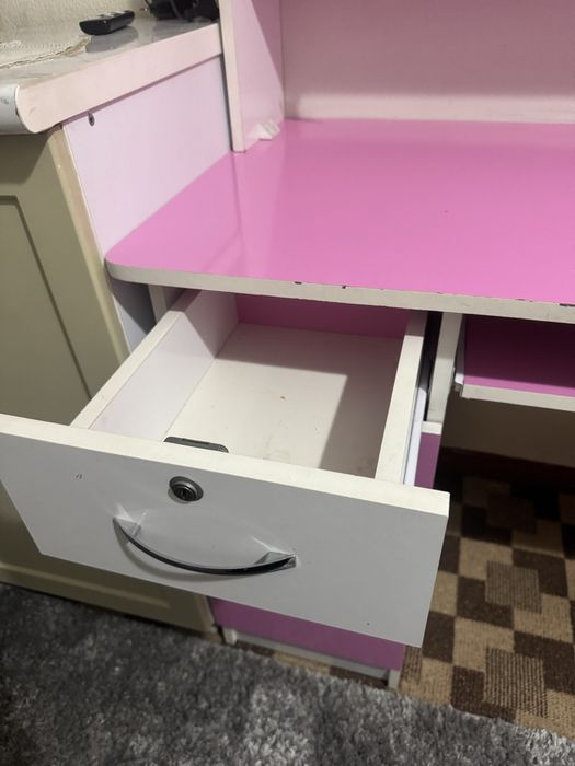 kompyuter va  Dars stoli sotiladi  qizlar uchun