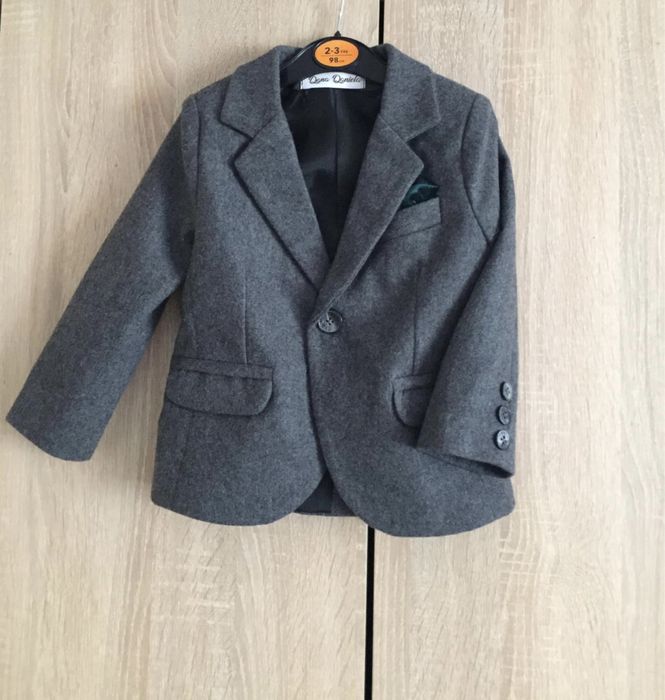 Vand costum pentru ocazii baieti marimea 86-92