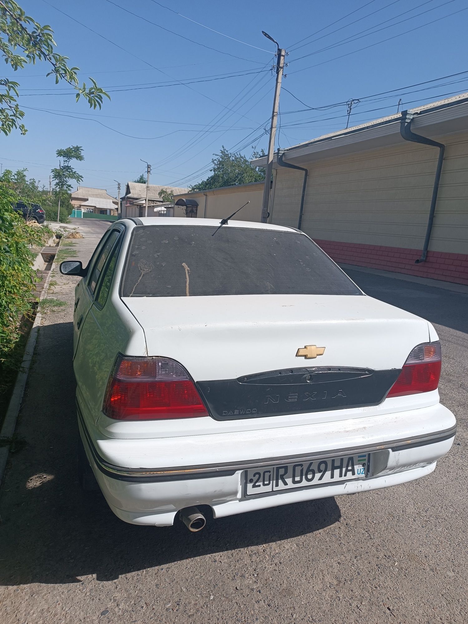 Nexia 1 faqat naxtga yurb turgan moshina