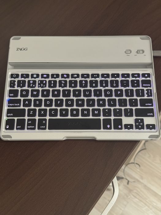 Tastatura zagg iluminata pentru ipad air