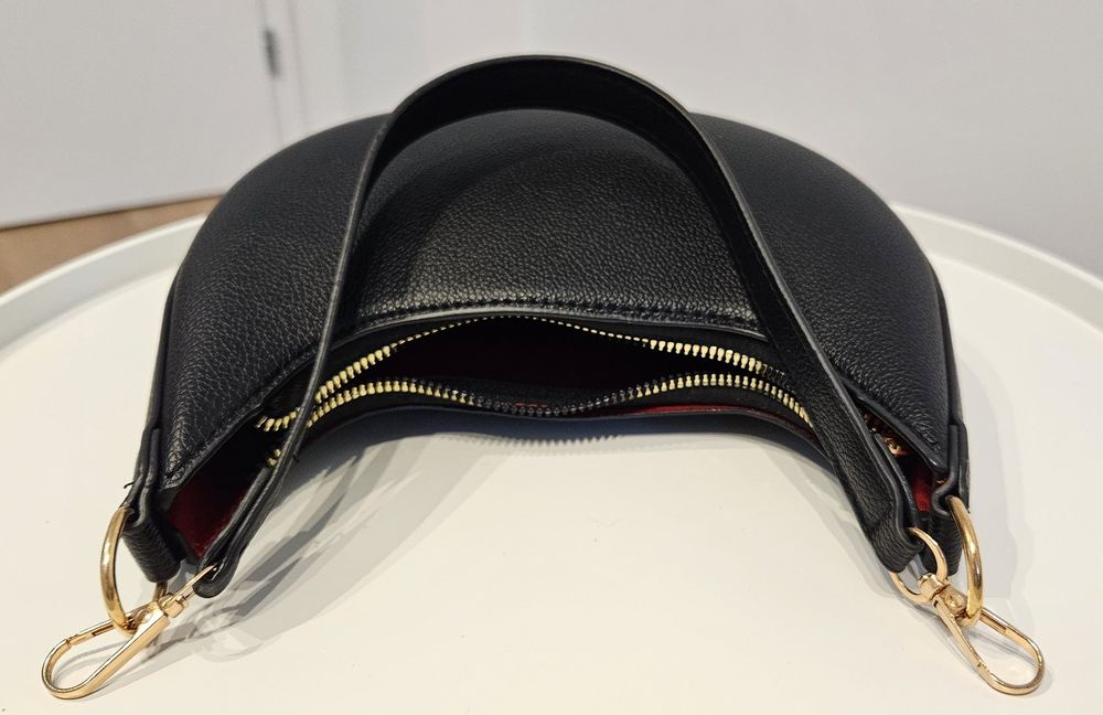 Нова черна чанта