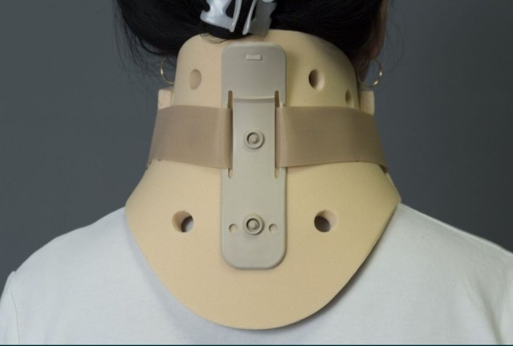 Guler cervical rigid cu orificiu traheal !
