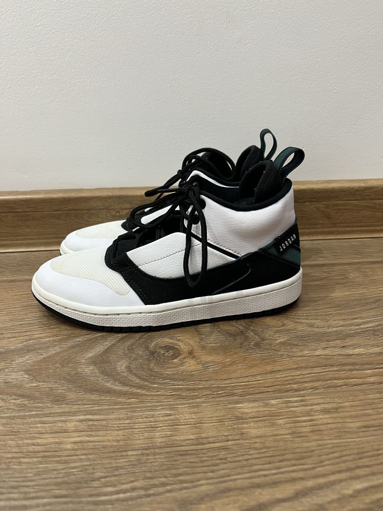 Adidasi sport Jordan albi