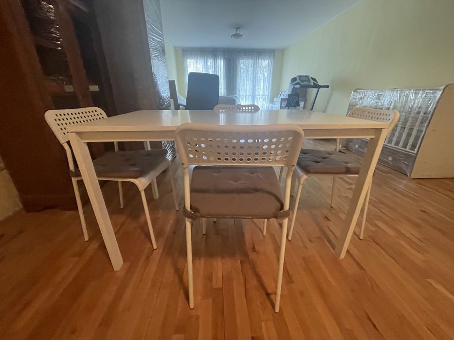 Кухненска маса с четири стола